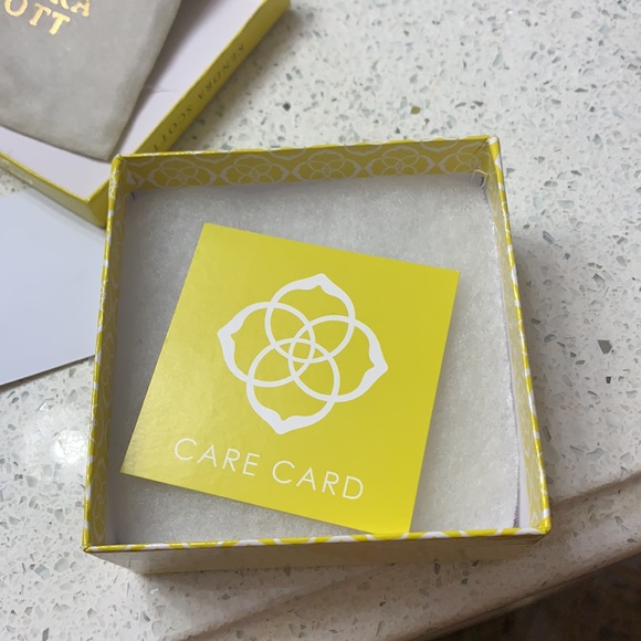 KENDRA Scott Packaging - Picture 2 of 2